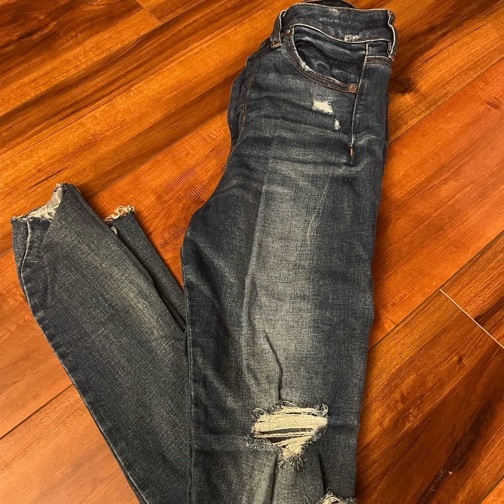 Distressed skinny jeans